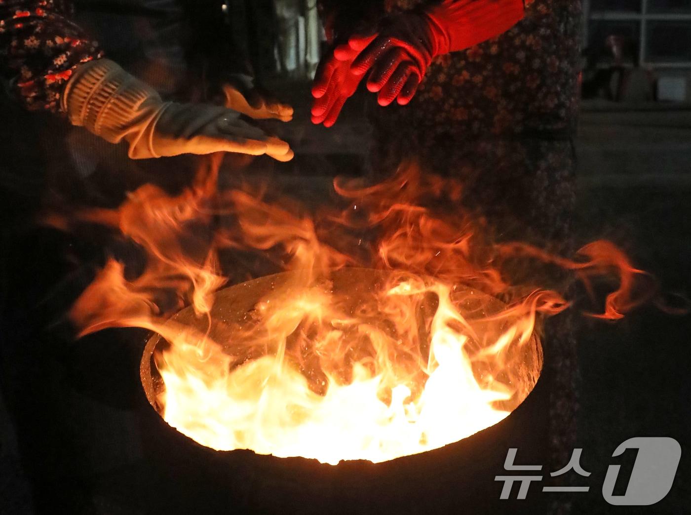 본문 이미지 - 2026년 병오년(丙午年) 새해 첫날인 1일 오전 부산 해운대구 미포항에서 어민들이 추위를 피해 모닥불을 쬐고 있다. 2026.1.1/뉴스1 ⓒ News1 윤일지 기자