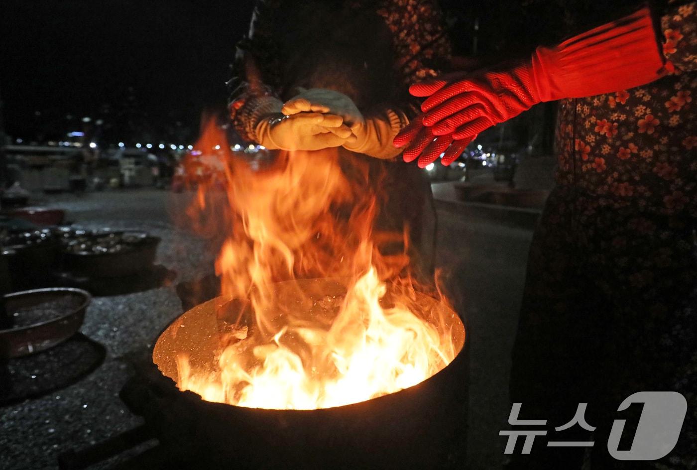 2026년 병오년(丙午年) 새해 첫날인 1일 오전 부산 해운대구 미포항에서 어민들이 추위를 피해 모닥불을 쬐고 있다. 2026.1.1/뉴스1 ⓒ News1 윤일지 기자