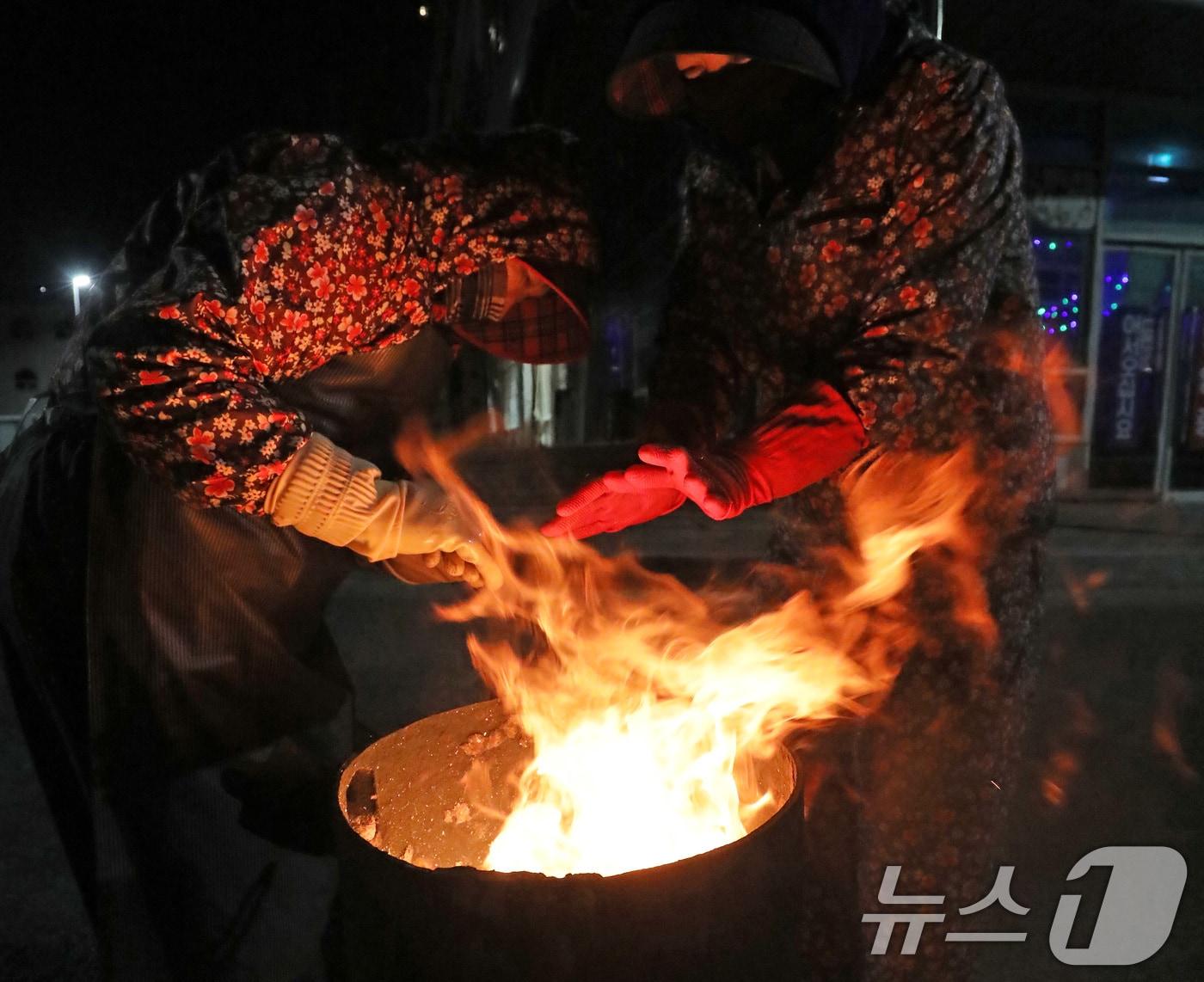 본문 이미지 - 추위 피해 모닥불 쬐는 어민들.(뉴스1 DB) ⓒ News1 윤일지 기자