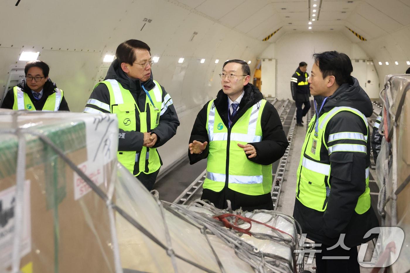 이명구 관세청장(가운데)이 1일 인천공항 대한항공 화물터미널을 방문하여 반도체 수출화물 통관 현장을 점검하고 있다. (관세청 제공. 재판매 및 DB 금지) 2026.1.1/뉴스1