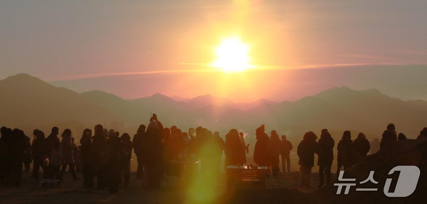  충북 제천시 봉양읍 미당리 백곡산 아래 하하마을 동쪽 산자락에서 병오년 첫 해가 떠올랐다.2026.1.1/뉴스1 손도언 기자