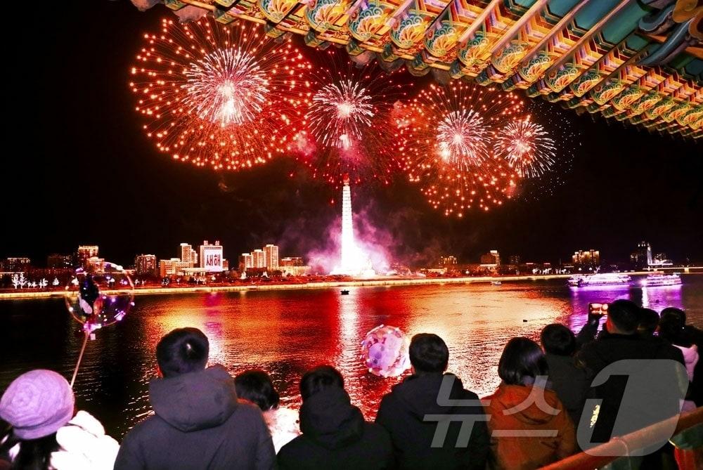 본문 이미지 - (평양 노동신문=뉴스1) = 북한 노동당 기관지 노동신문은 1일 "온 나라가 설레이는 속에 2026년 1월 1일 수도 평양의 김일성광장에서 국기게양식이 진행됐다＂며 ＂정각 0시 새해를 알리는 제야의 종소리가 울리고 영생불멸의 혁명송가 '김일성 장군의 노래'와 '김정일 장군의 노래'의 숭엄한 선율이 수도의 하늘가에 메아리쳤다＂고 보도했다. [국내에서만 사용가능. 재배포 금지. DB 금지. For Use Only in the Republic of Korea. Redistribution Prohibited] rodongphoto@news1.kr