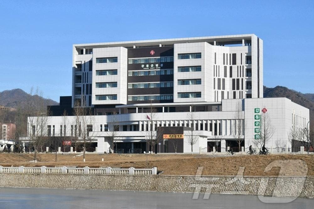 본문 이미지 - (평양 노동신문=뉴스1) = 북한 노동당 기관지 노동신문은 평양시 강동군과 평안북도 구성시에 새로 건설된 병원들이 개원했다고 보도했다. [국내에서만 사용가능. 재배포 금지. DB 금지. For Use Only in the Republic of Korea. Redistribution Prohibited] rodongphoto@news1.kr
