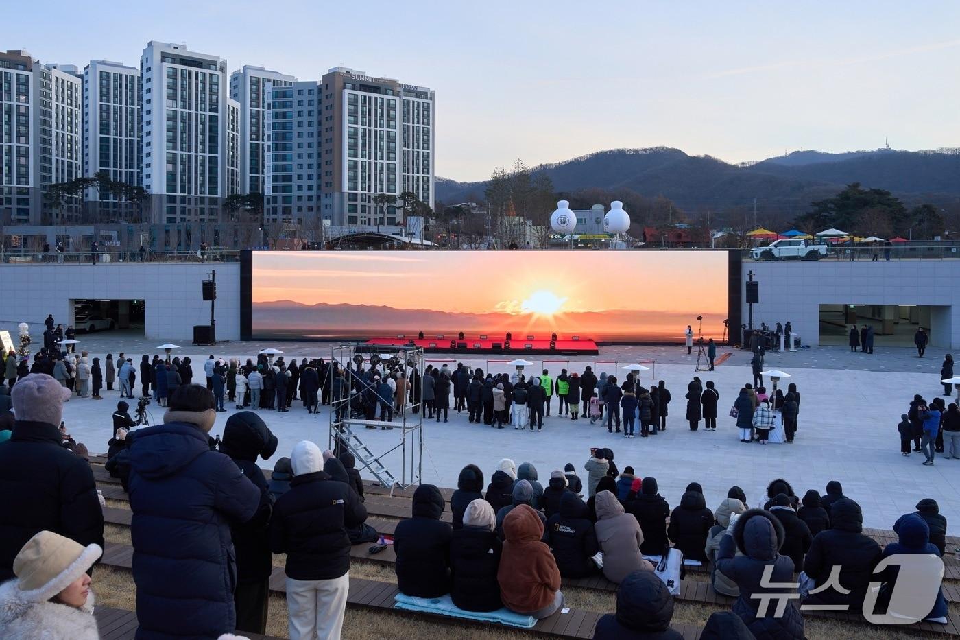 1일 천안삼거리공원에서 열린 해맞이 행사에서 시민들이 미디어월을 통해 일출을 감상하고 있다.(천안시청 제공. 재판매 및 DB금지)