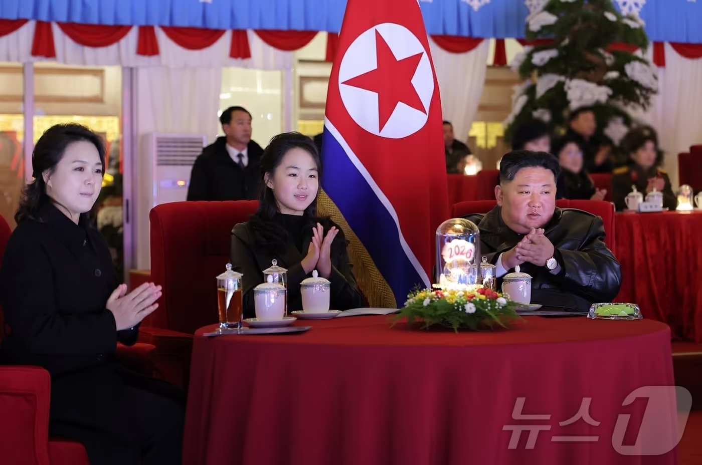(평양 노동신문=뉴스1) = 지난 1일 진행된 북한의 '2026년 신년경축공연'에 참석한 김정은 북한 노동당 총비서와 딸 주애(가운데), 부인 리설주 여사. [국내에서만 사용가능. 재배포 금지. DB 금지. For Use Only in the Republic of Korea. Redistribution Prohibited] rodongphoto@news1.kr