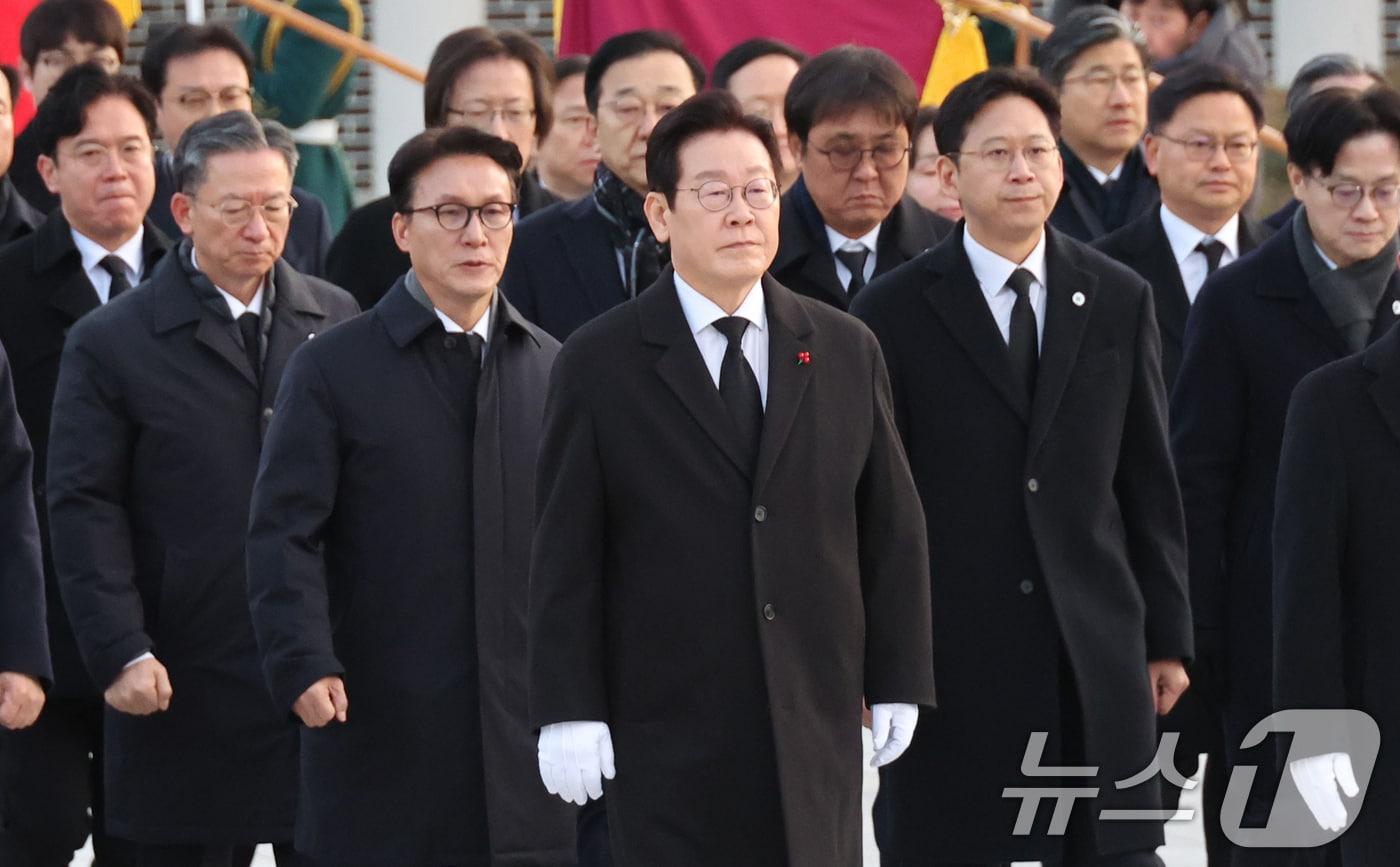 이재명 대통령이 새해 첫 날인 1일 서울 동작구 국립서울현충원에서 참배하기 위해 현충탑으로 향하고 있다. (청와대통신사진기자단) 2026.1.1/뉴스1 ⓒ News1 이재명 기자