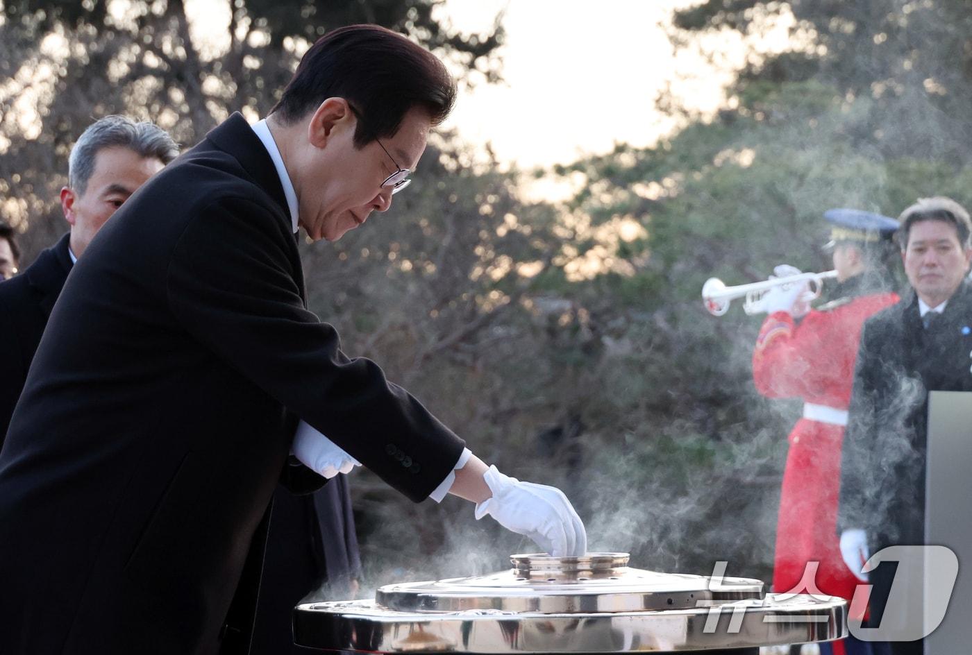 이재명 대통령이 새해 첫 날인 1일 서울 동작구 국립서울현충원에서 현충탑에 분향을 하고 있다. (청와대통신사진기자단) 2026.1.1/뉴스1 ⓒ News1 이재명 기자