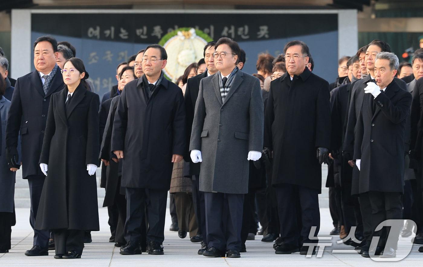 우원식 국회의장이 새해 첫 날인 1일 서울 동작구 국립서울현충원에서 현충탑에 참배를 마치고 이동하고 있다. 2026.1.1/뉴스1 ⓒ News1 임세영 기자