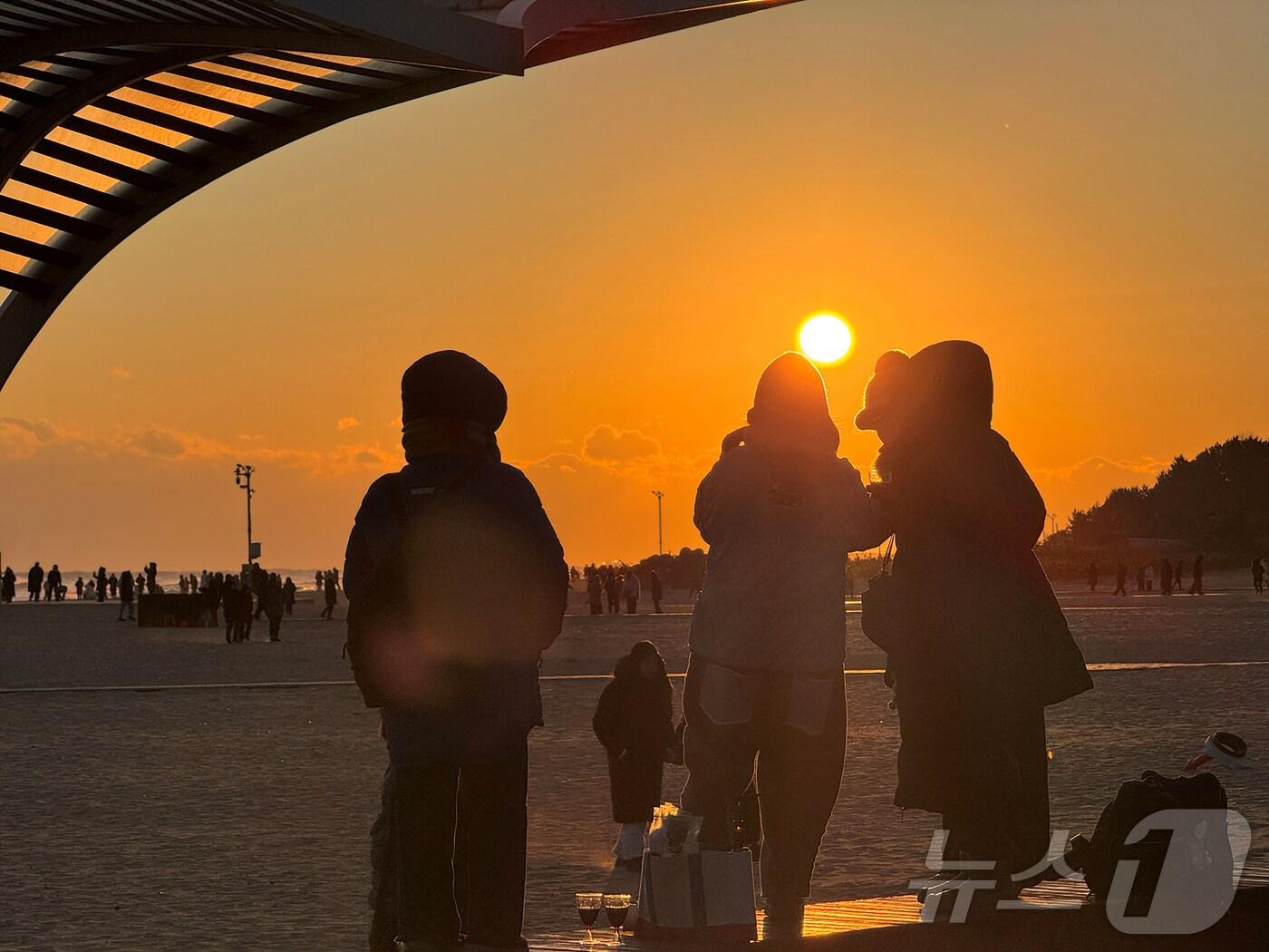 본문 이미지 - 2026년 병오년(丙午年) 새해 첫날인 지난 1일 강원 동해시 망상해변에서 해가 수평선 위로 떠오르자 시민과 관광객들이 스마트폰으로 장관을 담고 있다.(동해시 제공, 재판매 및 DB 금지)