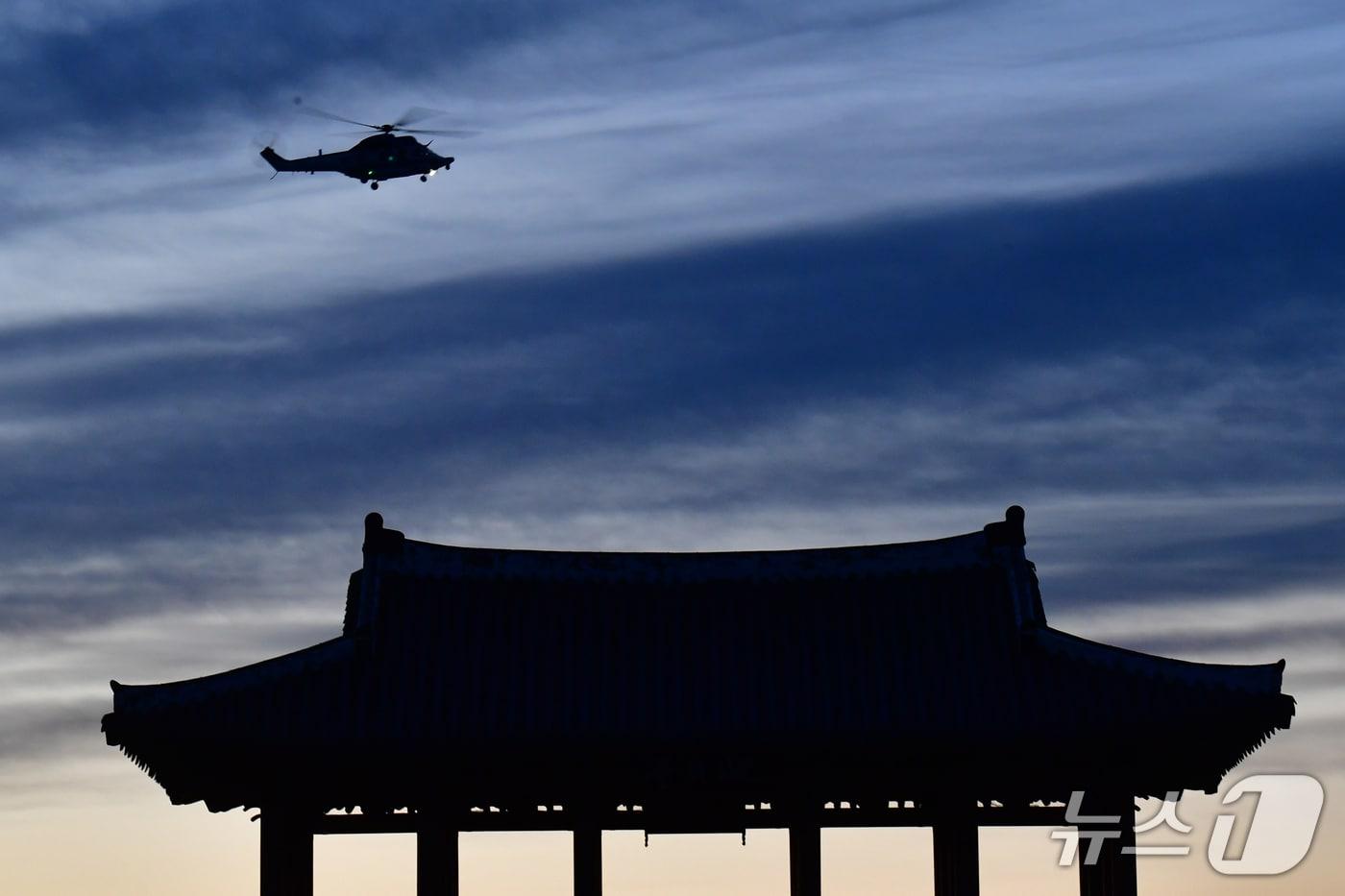 2026년 병오년 새해 첫 날인 1일 경북 포항시 영일대 해수욕장 해상누각 위로 경북 경찰청 헬기가 해상 및 연안 순찰을 강화하고 있다. 2026.1.1/뉴스1 ⓒ News1 최창호 기자 