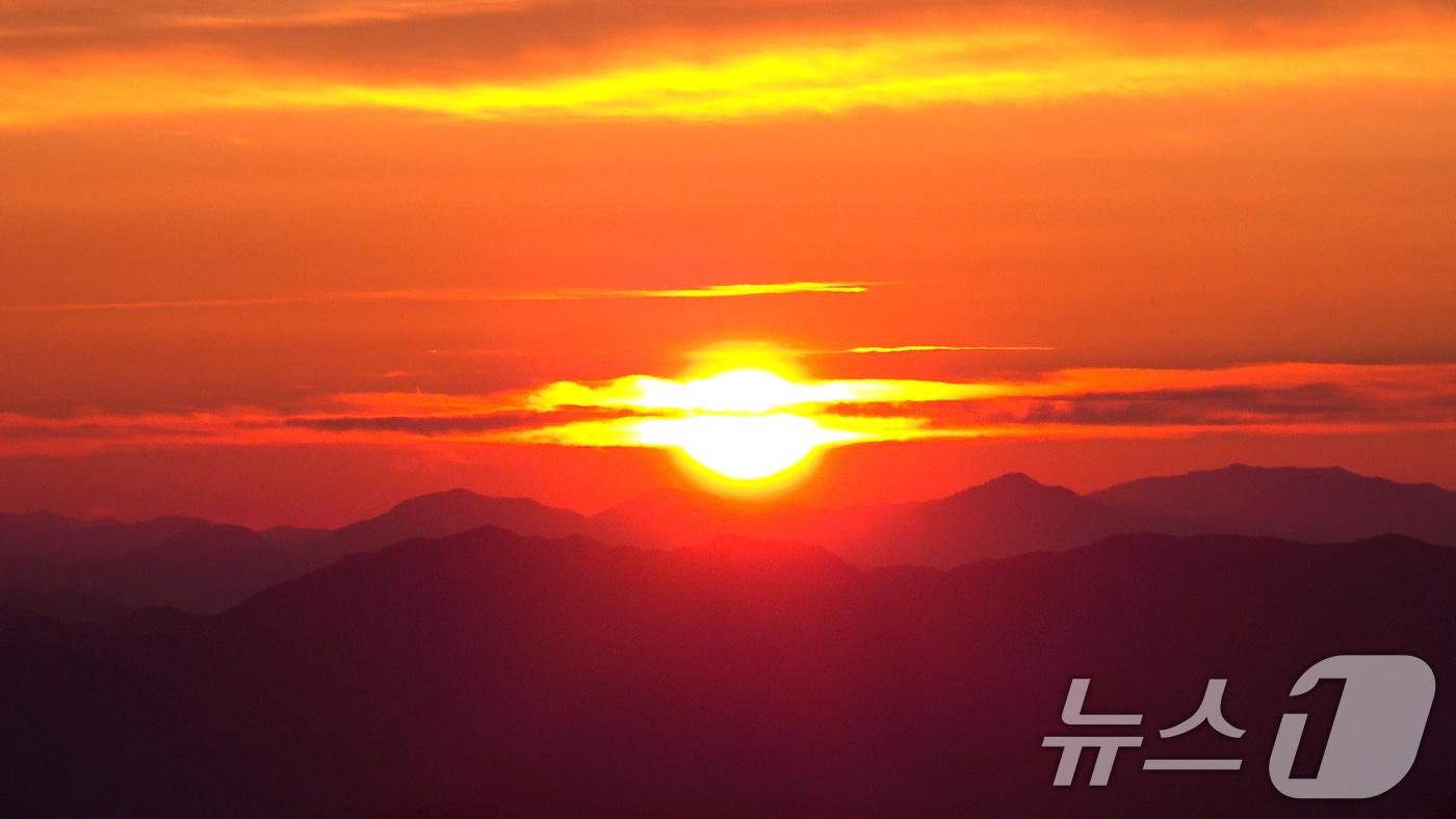 새해 첫 날인 1일 경남 거창군 남상면 감악산 정상에서 바라본 동녘 하늘에 2026년 병오년 첫 태양이 붉게 떠오르고 있다. (거창군 제공. 재판매 및 DB 금지) 2026.1.1/뉴스1
