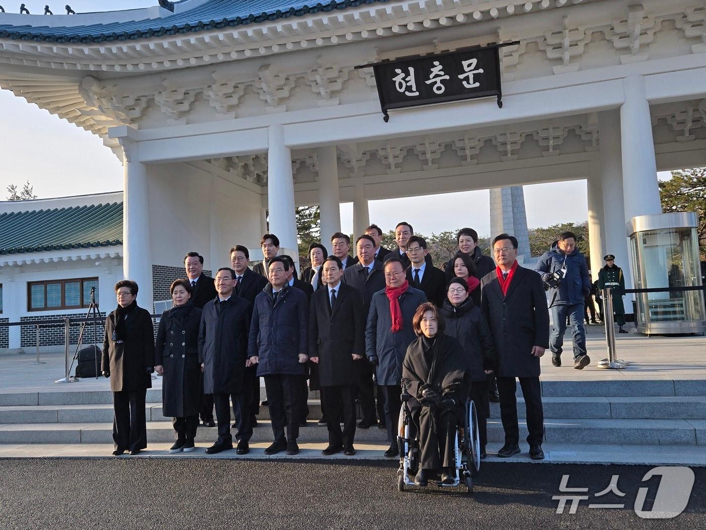 본문 이미지 - 국민의힘 지도부가 1일 현충원 참배를 마친 뒤 기념사진을 촬영하고 있는 모습 2026.1.1/뉴스1 ⓒ News1 손승환 기자
