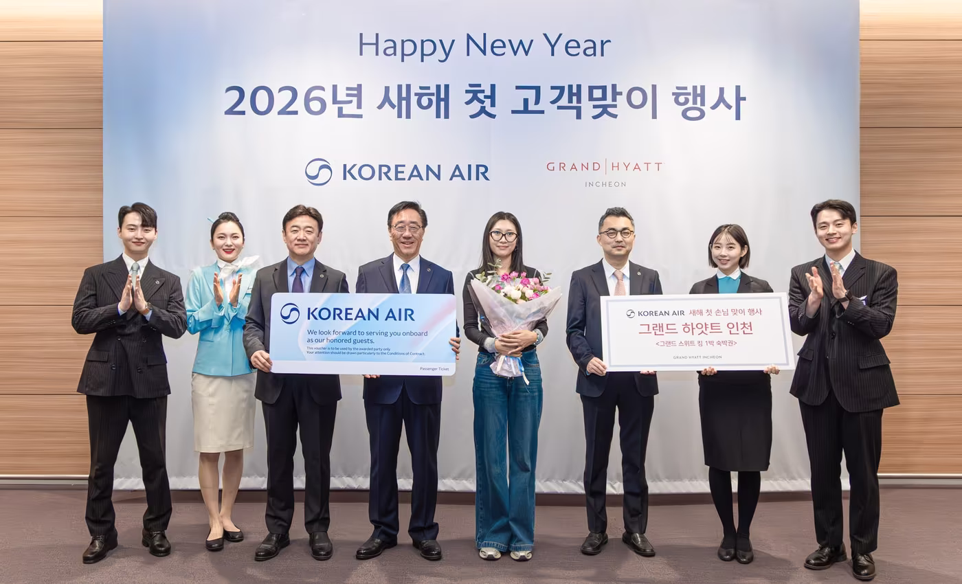 대한항공이 1일 새벽 인천공항에서 개최한 '새해 첫 고객 맞이 행사'에서 (좌측 세 번째부터) 송기원 인천여객서비스지점장, 고광호 여객사업본부장, 새해 첫 고객인 중국인 쉬 쑤앙옌 씨, 이동협 여객운송부 담당 등이 기념 사진을 촬영한 모습. 2026.01.01.