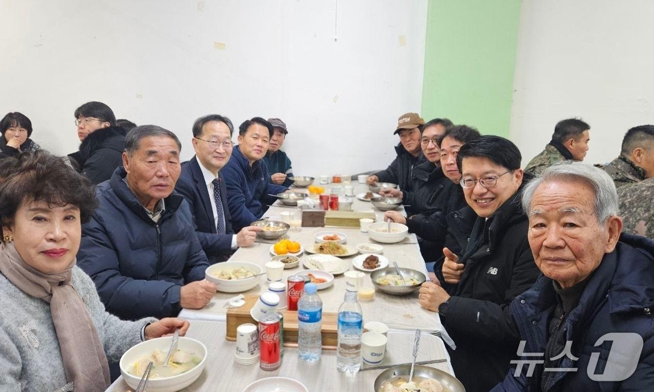 본문 이미지 - 김남중 통일부 차관이 1일 접경지 주민들과 새해를 맞이하는 행사를 갖고 '한반도 평화와 안녕'을 기원했다.(통일부 제공)