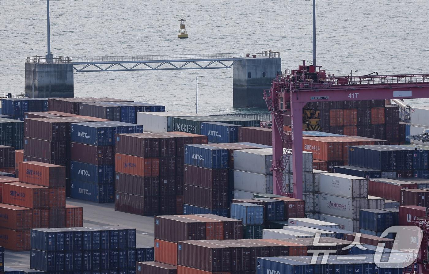 본문 이미지 - 경기 평택시 포승읍 평택항에 수출용 컨테이너가 세워져 있는 모습. 2026.1.1/뉴스1 ⓒ News1 김성진 기자