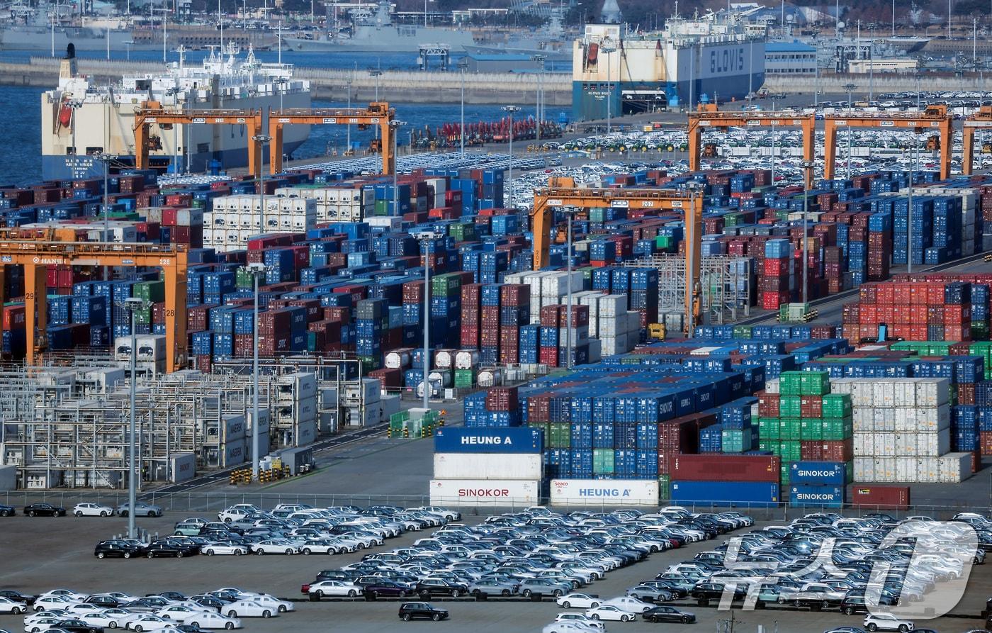 지난해 한국의 수출이 사상 처음 7000만달러를 넘겼다. 역대 최대 실적 기록이다. 사진은 이날 경기 평택시 포승읍 평택항에 수출용 컨테이너가 세워져 있는 모습. 2026.1.1/뉴스1 ⓒ News1 김성진 기자