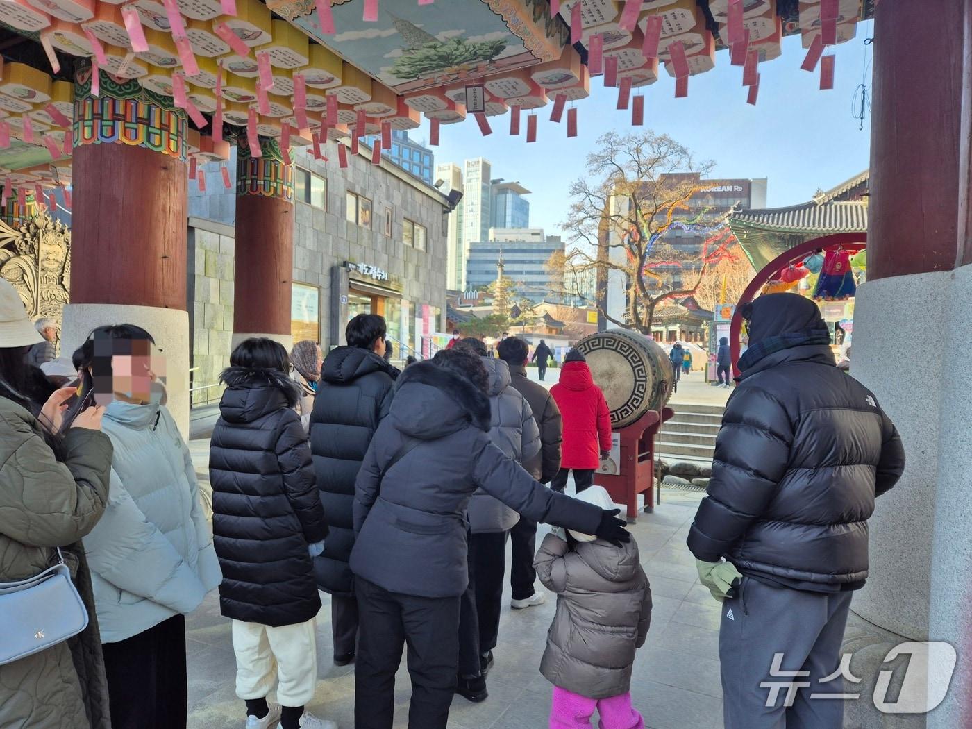 본문 이미지 - 1일 오전 서울 종로구 조계사를 찾은 시민들이 발원의 북을 치기위해 줄을 서고 있다. 2026.1.1/뉴스1 ⓒ News1 신윤하 기자