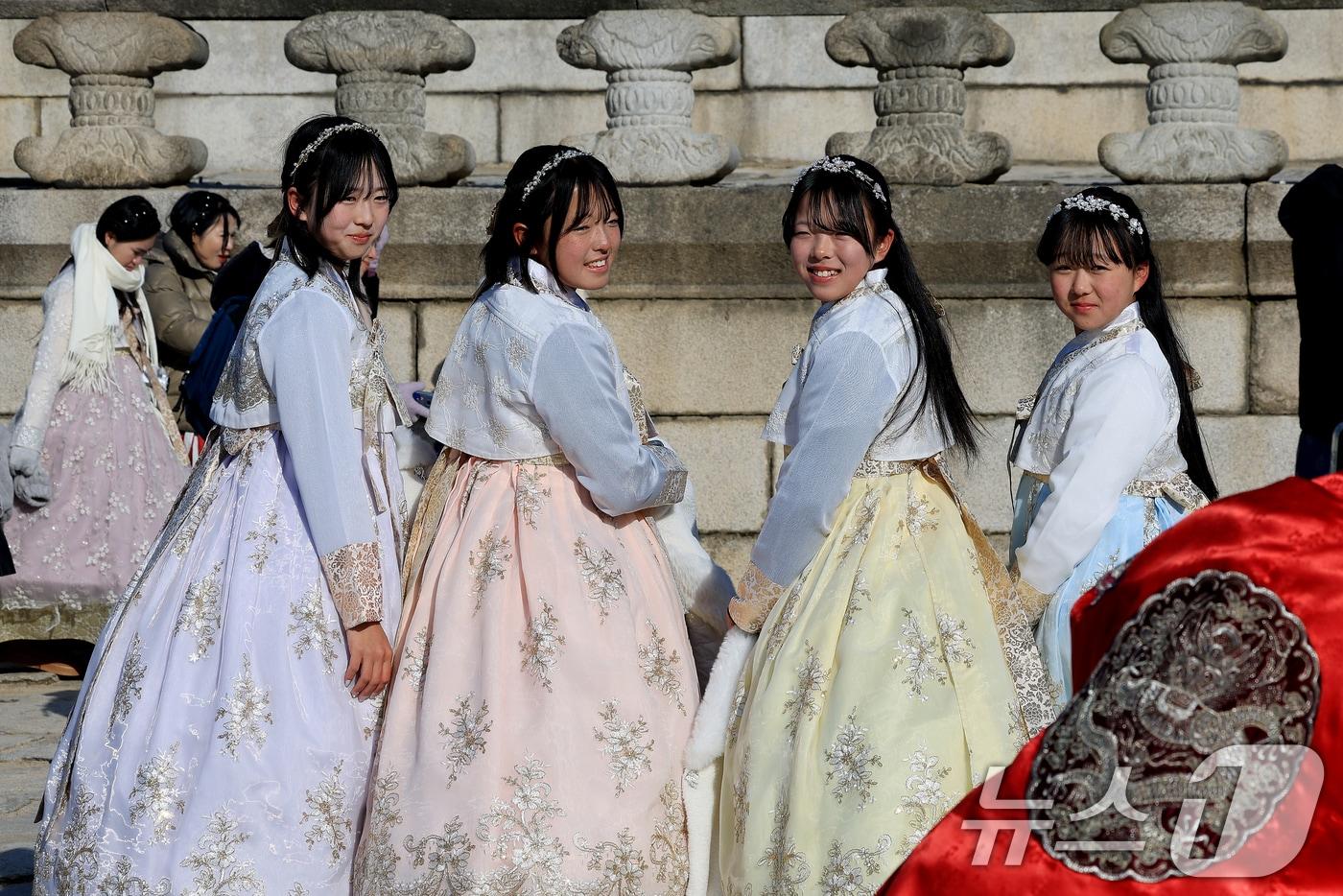 본문 이미지 - 병오년(丙午年) 새해 첫날인 1일 서울 종로구 경복궁을 찾은 외국인 관광객들이 기념촬영을 하고 있다. 2026.1.1 ⓒ 뉴스1 이호윤 기자