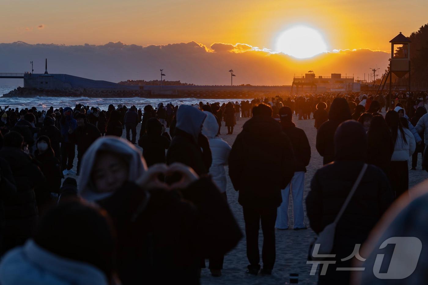 2026년 병오년(丙午年) 새해 첫날인 지난 1일 강원 삼척시 삼척해변에 모인 해맞이객들이 일출을 바라보고 있다.(삼척시 제공, 재판매 및 DB 금지) 