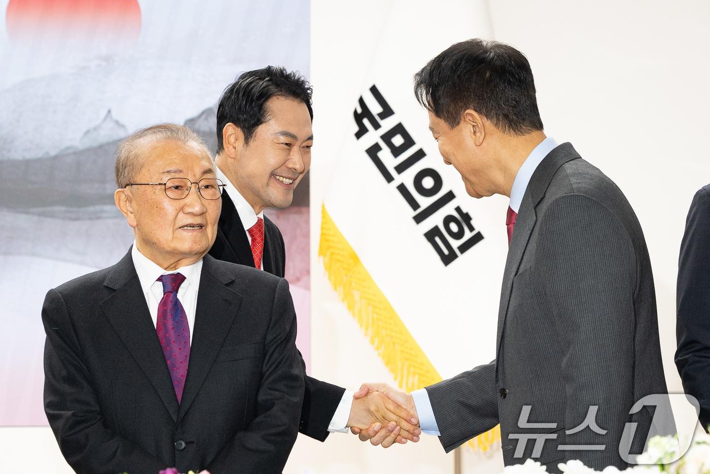 장동혁 국민의힘 대표와 오세훈 서울시장이 1일 서울 여의도 당사에서 열린 2026 국민의힘 신년인사회에서 인사하고 있다. 2026.1.1/뉴스1 ⓒ News1 유승관 기자