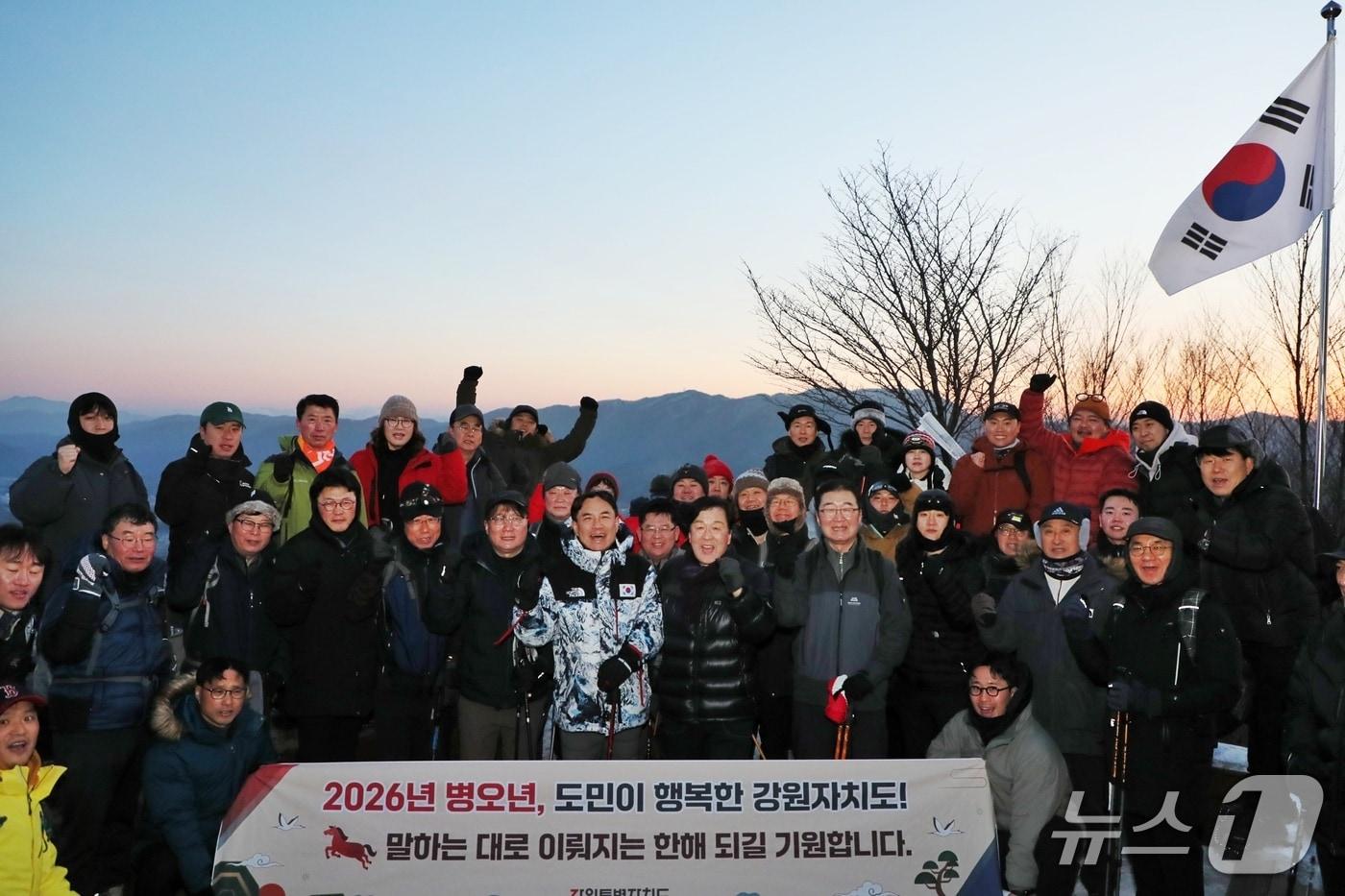 김진태 강원특별도지사가 2026년 병오년(丙午年) 새해 첫날인 1일 도청 실·국장과 직원 30여 명과 함께 춘천 금병산에서 해맞이를 하고 있다.(강원도 제공, 재판매 및 DB 금지) 2026.1.1/뉴스1