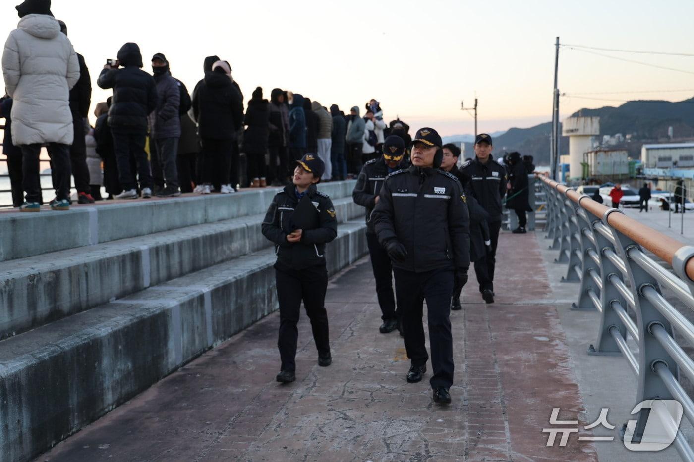 김인창 동해해경청장이 병오년 새해 첫날인 1일 강원 삼척시 삼척항 북방파제를 찾아 안전관리 현황을 점검하고 있다.(동해해경청 제공, 재판매 및 DB 금지) 2026.1.1/뉴스1