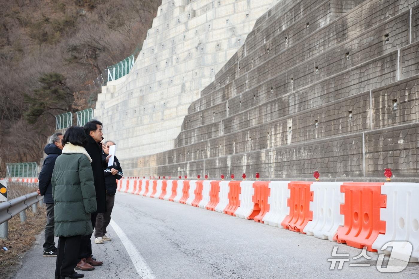 최재형 보은군수와 직원들이 내북면 사면 보강공사 현장을 점검하고 있다. (보은군 제공. 재판매 및 DB금지) /뉴스1 