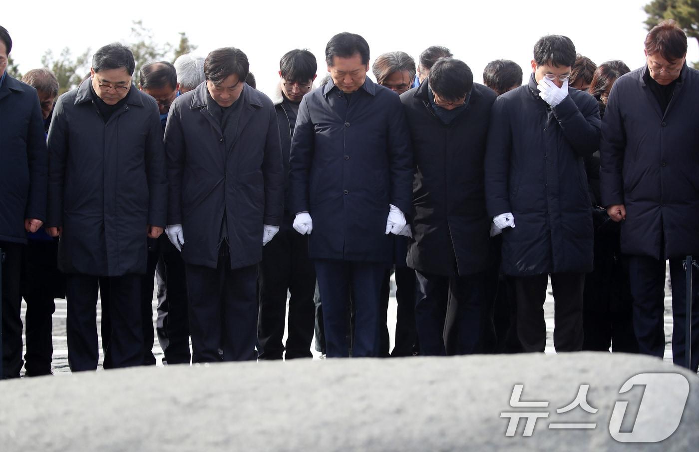 본문 이미지 - 정청래 더불어민주당 대표가 1월 1일 경남 김해 봉하마을을 찾아 고 노무현 전 대통령 묘역을 참배하고 있다. 2026.1.1 ⓒ 뉴스1 윤일지 기자