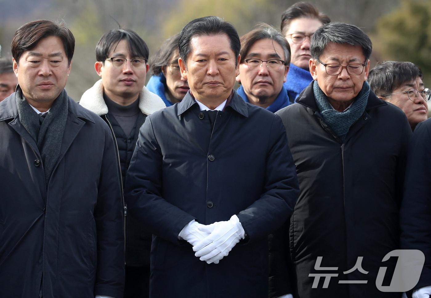 정청래 더불어민주당 대표가 1일 오후 경남 김해 진영읍 봉하마을을 찾아 고 노무현 전 대통령 묘역을 참배하고 있다. 2026.1.1/뉴스1 ⓒ News1 윤일지 기자