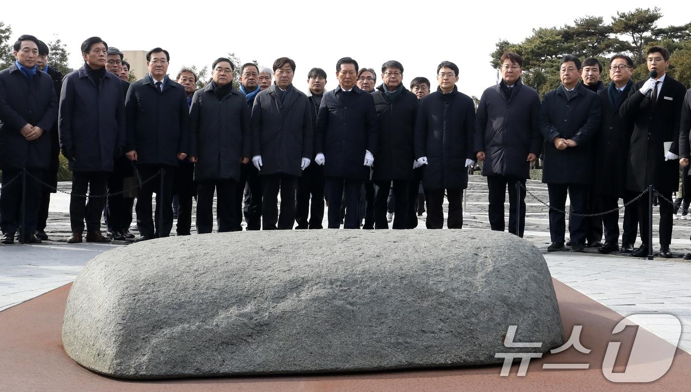 본문 이미지 - 정청래 더불어민주당 대표가 지난 1월 1일 오후 경남 김해 진영읍 봉하마을을 찾아 고 노무현 전 대통령 묘역을 참배하고 있다. 2026.1.1 ⓒ 뉴스1 윤일지 기자