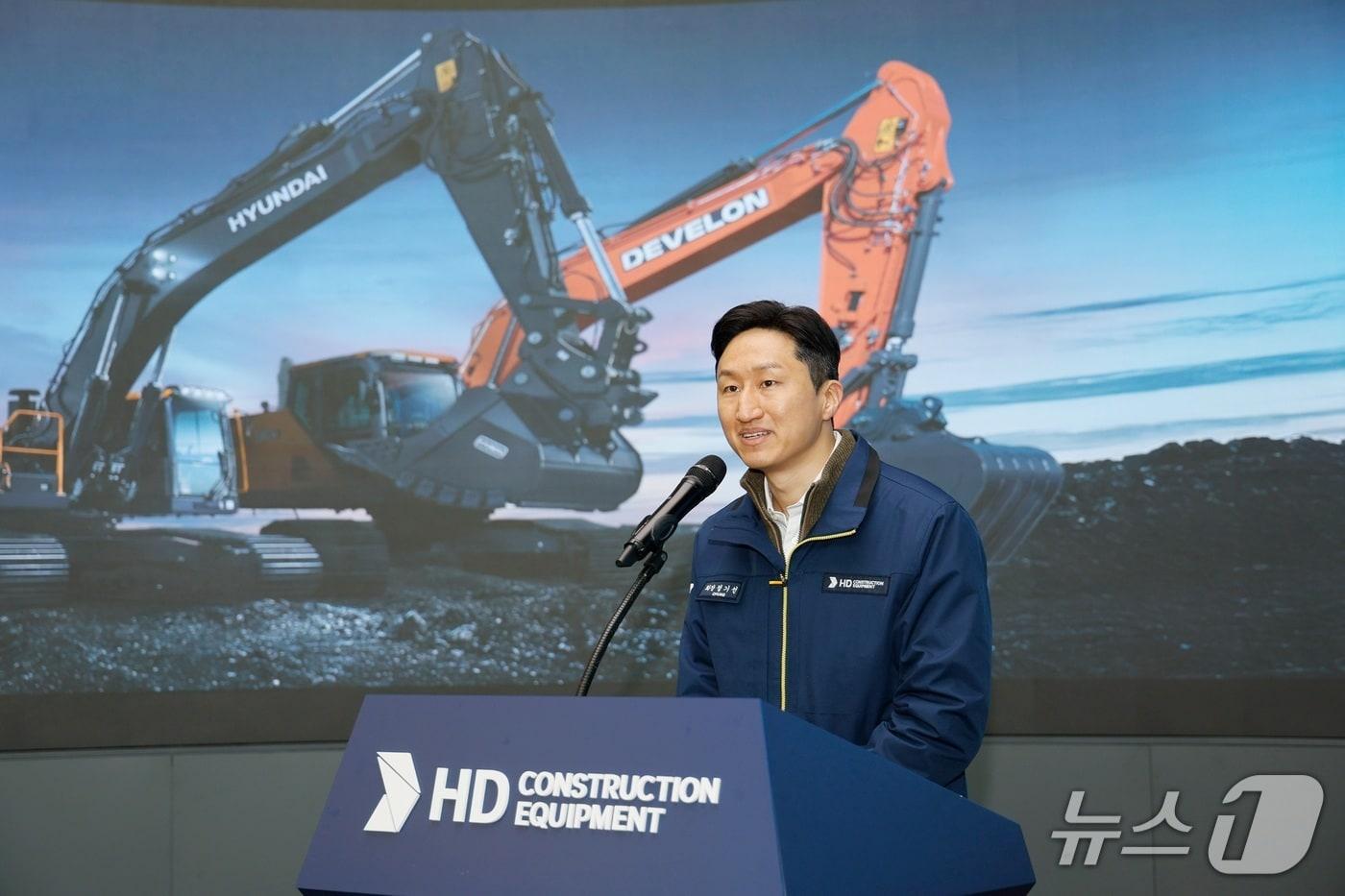 정기선 HD현대 회장이 1일 HD건설기계 울산캠퍼스에서 열린 HD건설기계 출범식에서 "조선에 이어 그룹의 또 다른 '글로벌 넘버원(No.1)'이 되길 기대한다"고 축사하는 모습(HD현대 제공). 2026.01.01.
