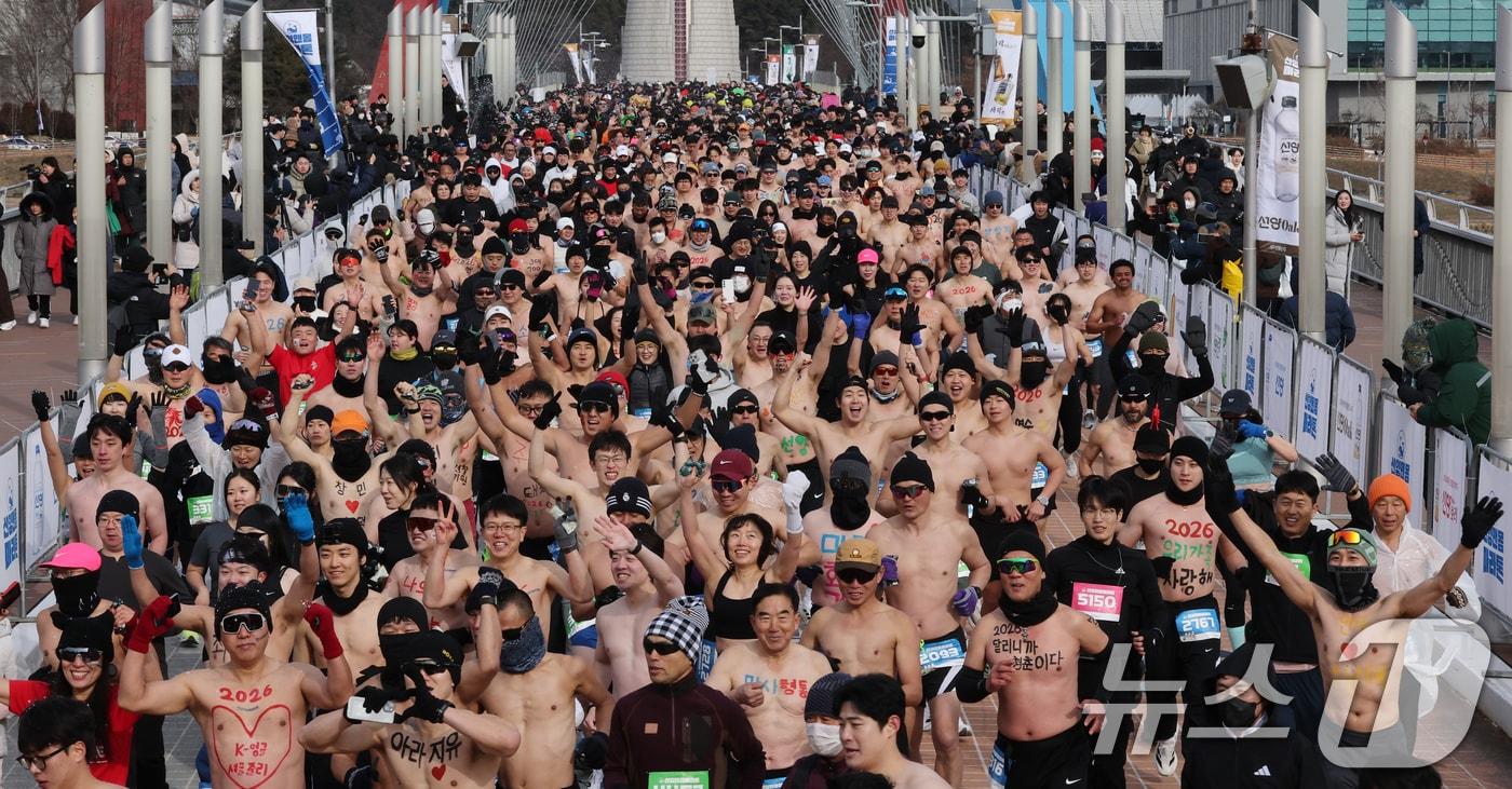 1일 대전 엑스포과학공원 일원에서 열린 2026 선양 맨몸마라톤에서 참가자들이 힘차게 달리고 있다. 올해 10년째를 맞은 이번 대회는 ‘새해 시작’을 상징하는 숫자 1에 맞춰 매년 1월 1일 오전 11시 11분 11초에 출발해 7km를 달린다. 2026.1.1/뉴스1 ⓒ News1 김기태 기자
