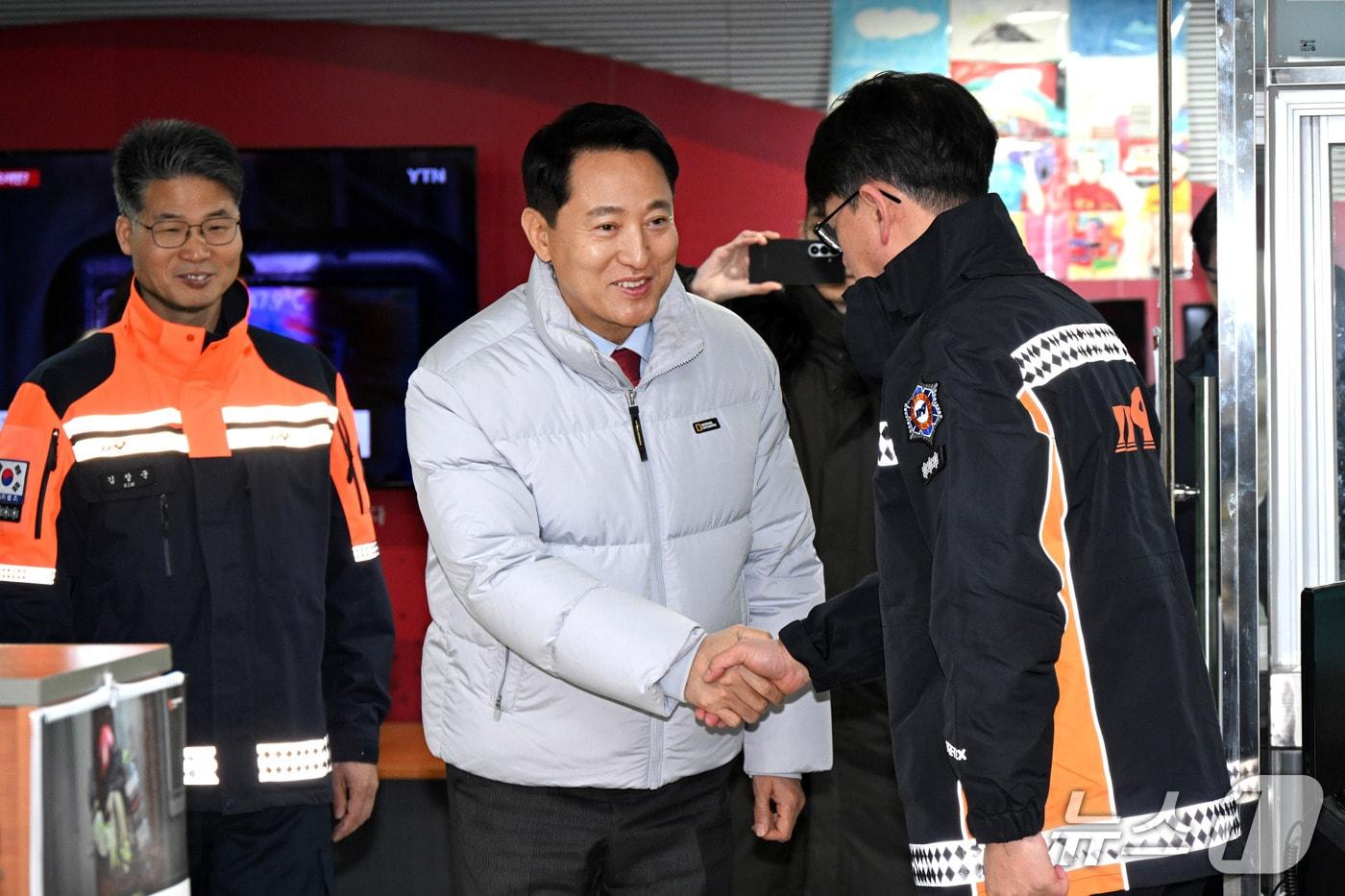 오세훈 서울시장이 병오년 첫날인 1일 서대문소방서를 찾아 소방공무원에게 감사 인사를 전하고 있다.(서울시 제공)