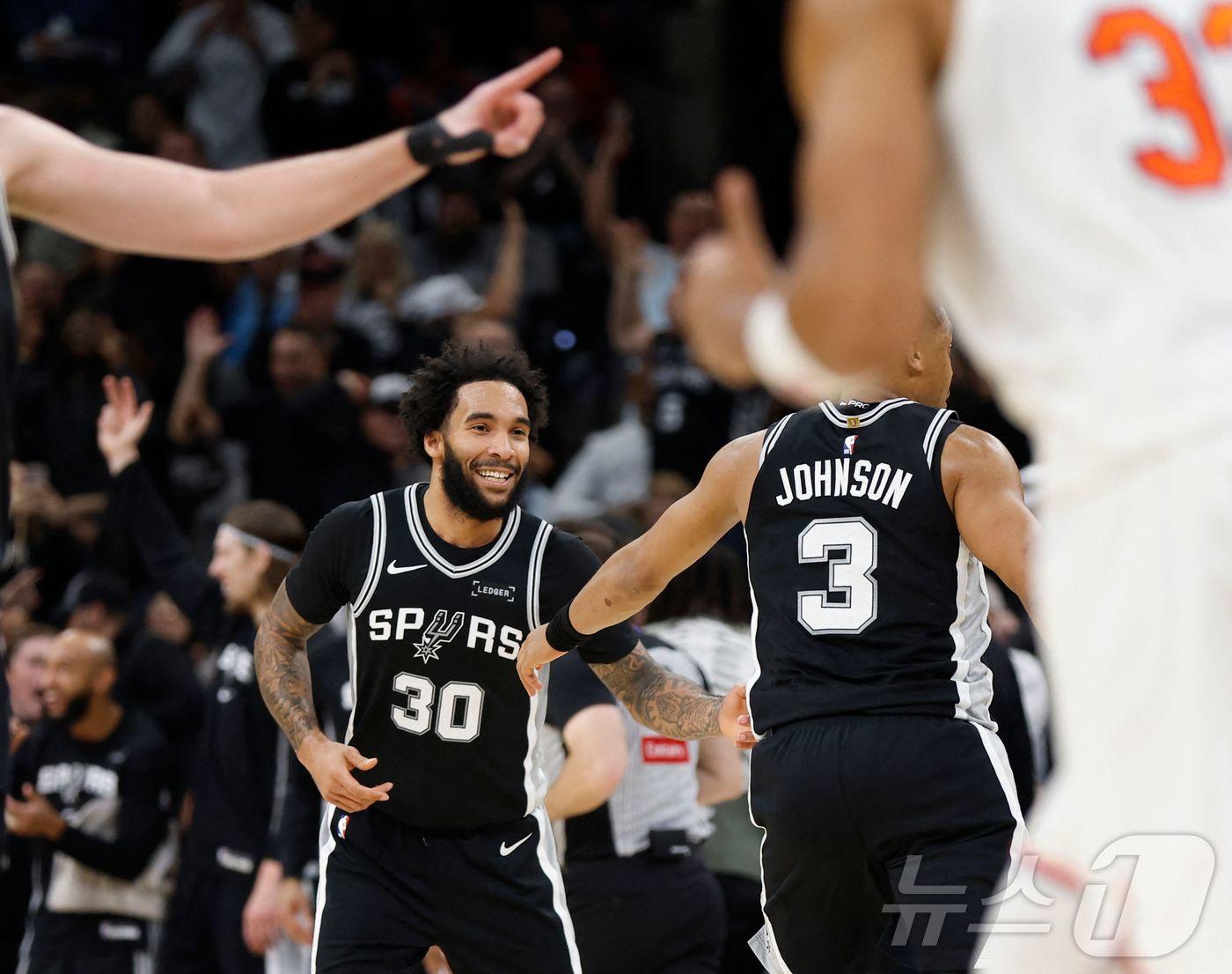 본문 이미지 - 샌안토니오 스퍼스 포워드 줄리안 샴페니(30번). ⓒ AFP=뉴스1