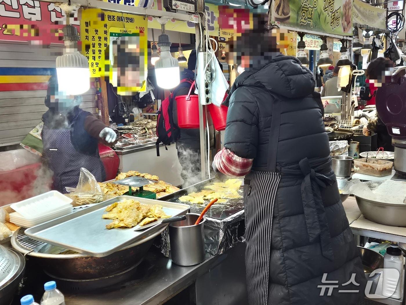 본문 이미지 - 새해 첫날인 1일 경기 구리시  구리전통시장에서 상인이 전을 굽고 있다.2026.01.01/뉴스1 양희문 기자