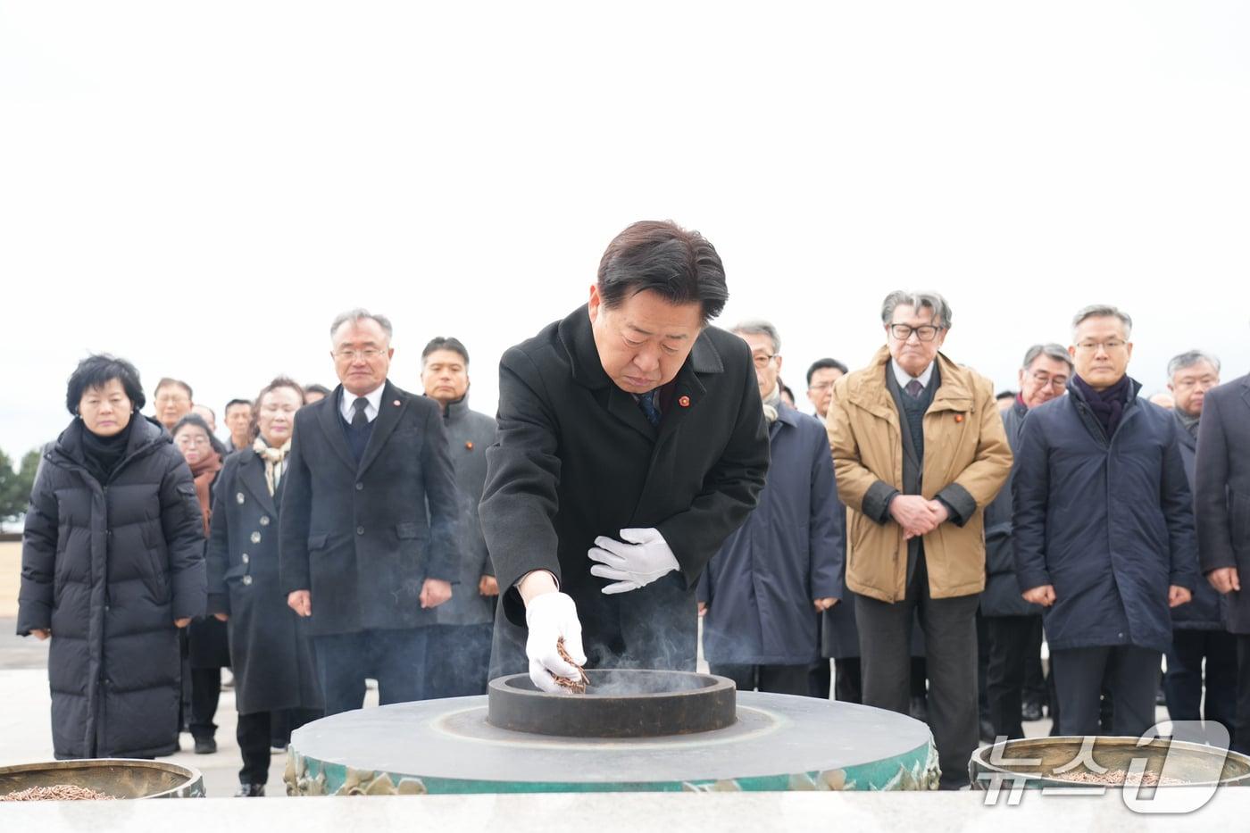 오영훈 제주지사가 1일 제주 4·3평화공원을 찾아 위령제단에 분향하고 있다.(제주도 제공. 재판매 및 DB 금지)/뉴스1 