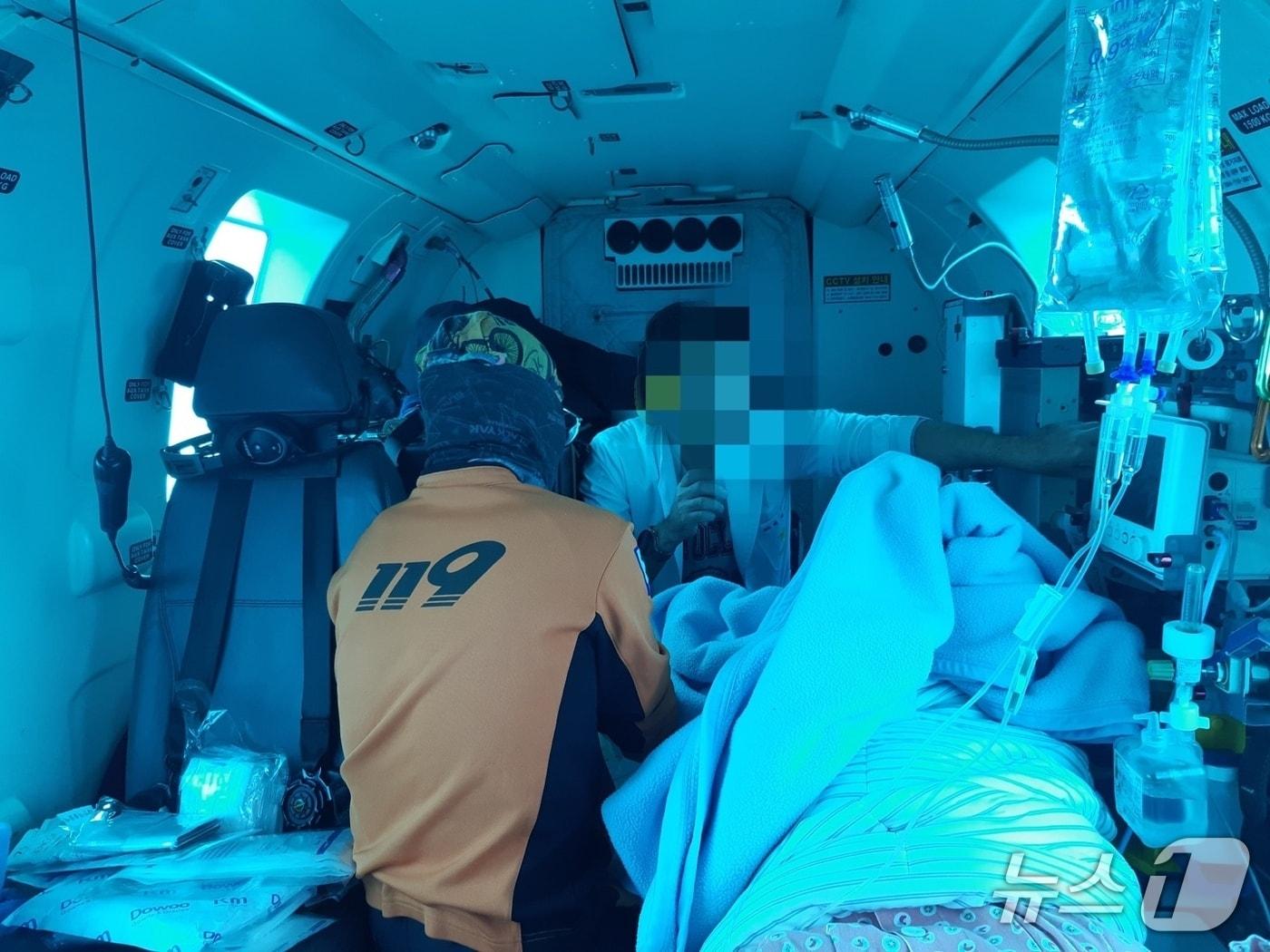 본문 이미지 -  2026년 새해 첫날인 1일 산모가 소방헬기를 타고 제주에서 타 지역 병원으로 이송 중 건강한 아이를 출산했다.(제주도소방안전본부 제공. 재판매 및 DB 금지)/뉴스1