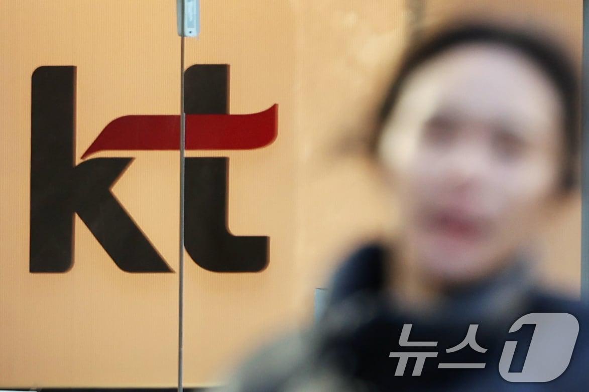 본문 이미지 - 서울 시내 한 KT 대리점의 모습. 2026.1.1/뉴스1 ⓒ News1 황기선 기자