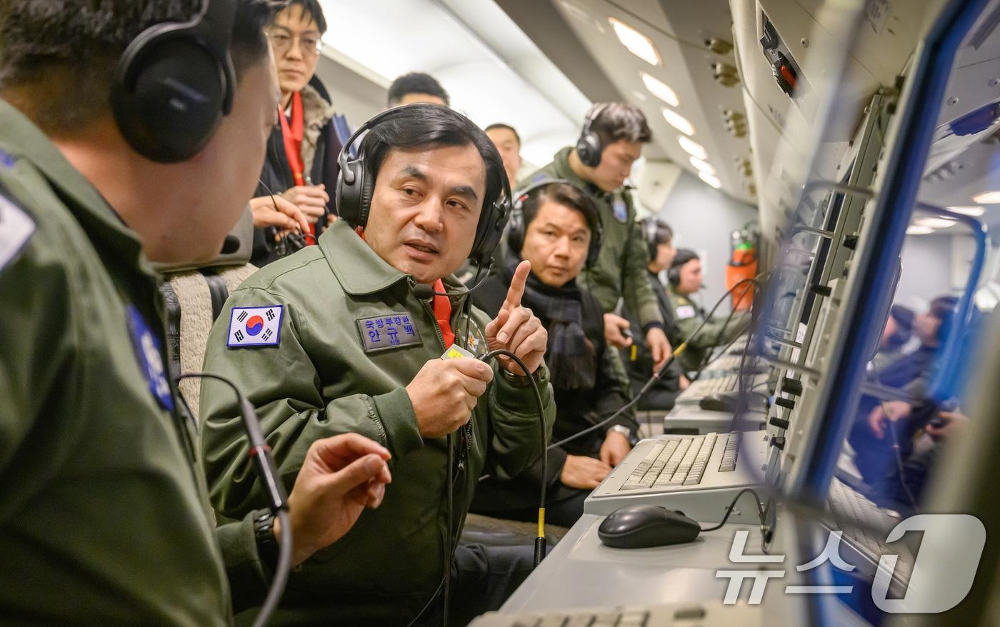 새해 첫 날인 1일 오전 안규백 국방부 장관이 '하늘의 지휘소' 공군 항공통제기(E-737 )에 탑승해 군사대비태세를 점검하고 있다. (국방부 제공. 재판매 및 DB 금지) 2026.1.1/뉴스1