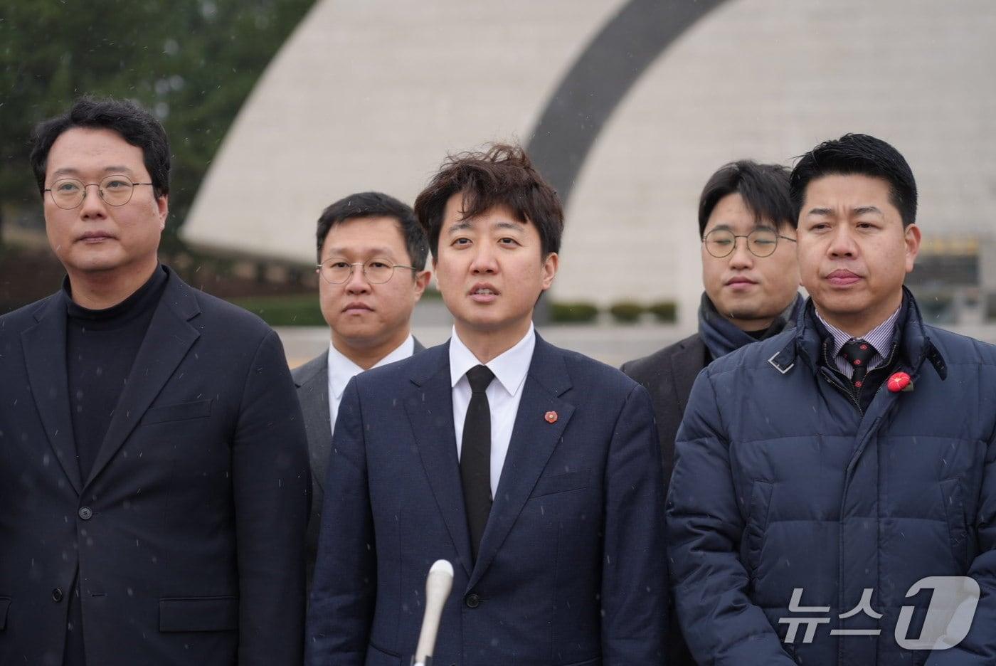 이준석 개혁신당 대표가 새해 첫 날인 1일 제주 4·3 평화공원에서 기자들과 만나 질의응답을 하고 있다. 왼쪽부터 천하람 원내대표, 김성열 수석최고위원, 이 대표, 주이삭 최고위원, 양해두 제주시갑 당협위원장. 2026.01.01 (개혁신당 제공)