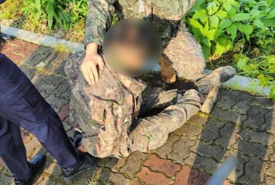 본문 이미지 - 경기 파주시에서 흉기난동을 벌이다 검거된 병사(파주경찰서 제공)/뉴스1 양희문 기자