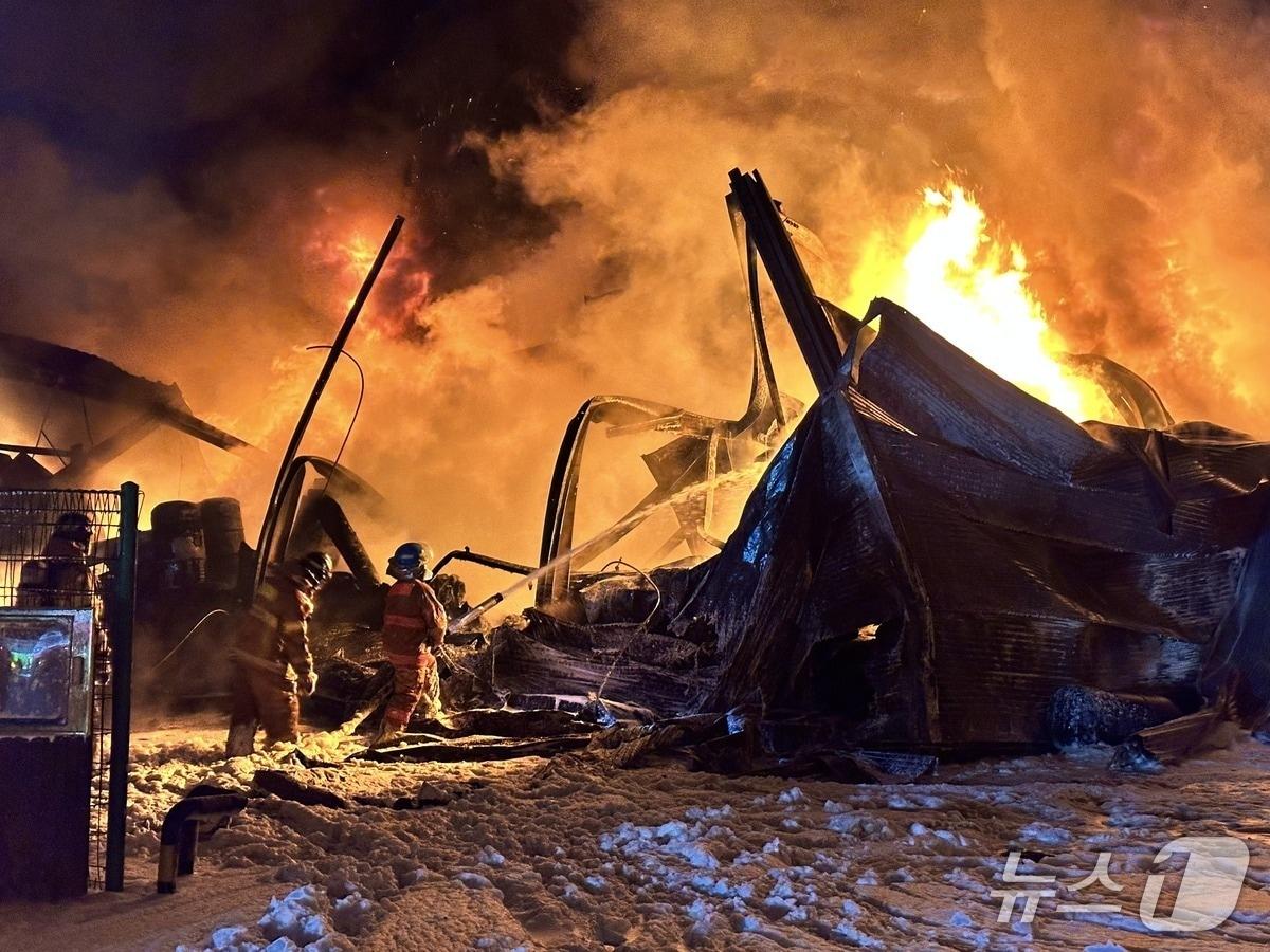 본문 이미지 - 1일 오전 0시 4분쯤 충북 음성군 원남산업단지 내 화학물질 제조공장에서 불이 났다.(음성소방서 제공. 재판매 및 DB금지) /뉴스1 