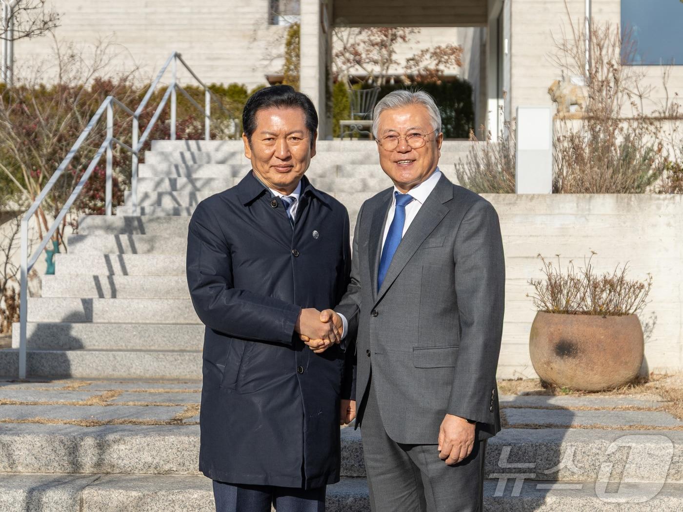 본문 이미지 - 정청래 더불어민주당 대표가 1일 오후 경남 양산 하북면 평산마을 문재인 전 대통령 사저를 방문해 문 전 대통령을 예방, 기념 촬영을 하고 있다. (더불어민주당 제공. 재판매 및 DB 금지) 2026.1.1/뉴스1