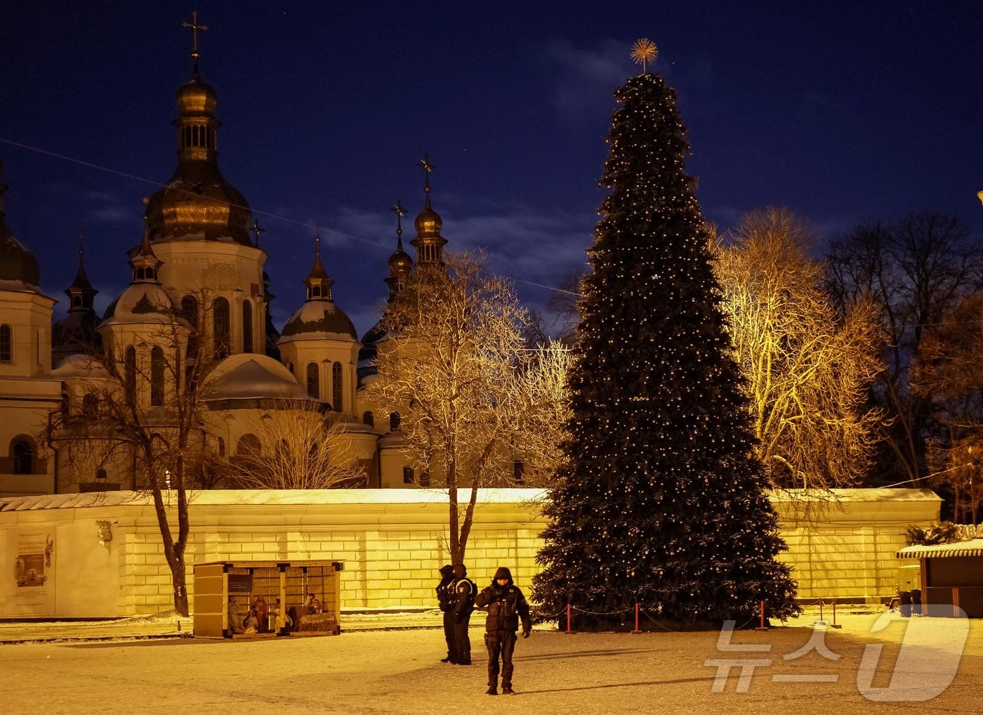 본문 이미지 - 새해 우크라이나 수도 키이우를 순찰하는 경찰들. 2026.01.01 ⓒ 로이터=뉴스1 ⓒ News1 이지예 객원기자