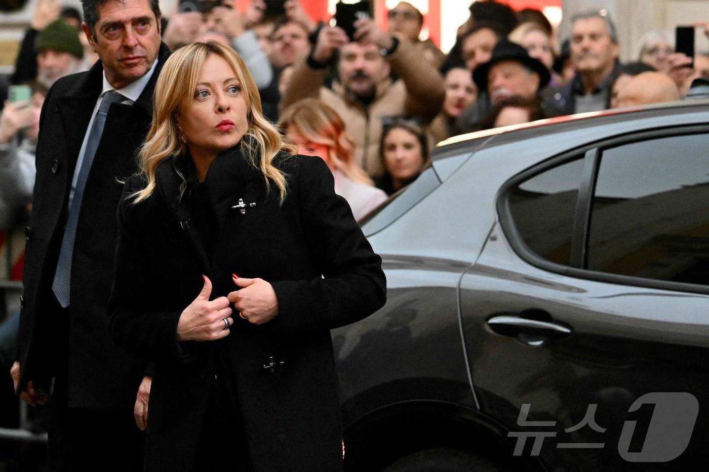 9일(현지시간) 이탈리아의 조르자 멜로니 총리가 스위스 크랑몬타나 신년 화재 희생자를 추모하는 미사에 참석하기 위해 로마의 한 대성당에 도착하고 있다.2026.01.09. ⓒ AFP=뉴스1