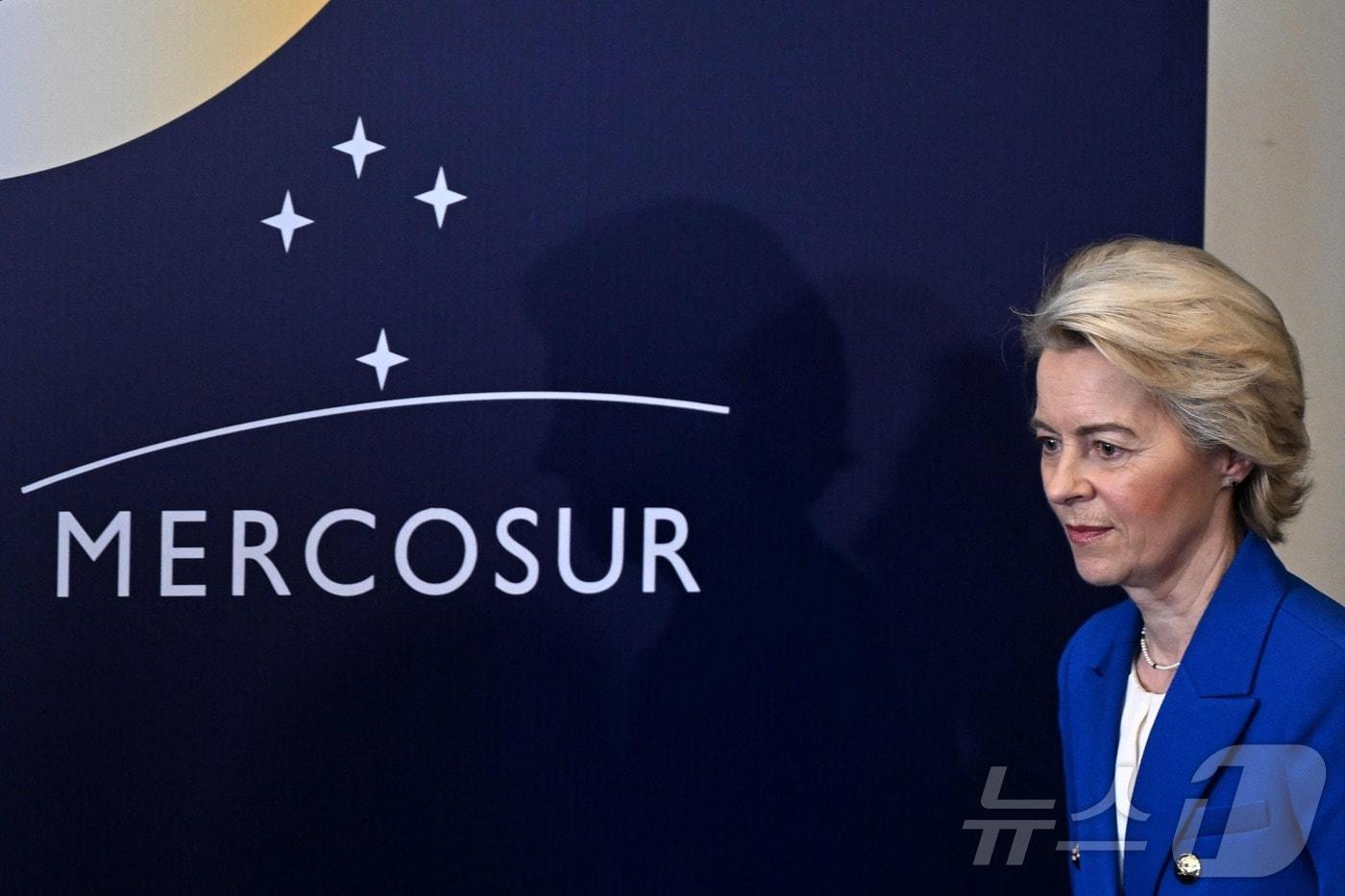 2024년 12월 6일, 우르줄라 폰데어라이엔 유럽연합(EU) 집행위원장이 몬테비데오에서 열린 제65차 메르코수르 정상회의에 도착하고 있다. 폰데어라이엔 위원장은 2026년 1월 9일, EU와 남미공동시장(메르코수르) 간 무역협정에 대한 승인 소식을 환영하며 “곧 협정을 서명하기를 기대한다”고 밝혔다. ⓒ AFP=뉴스1
