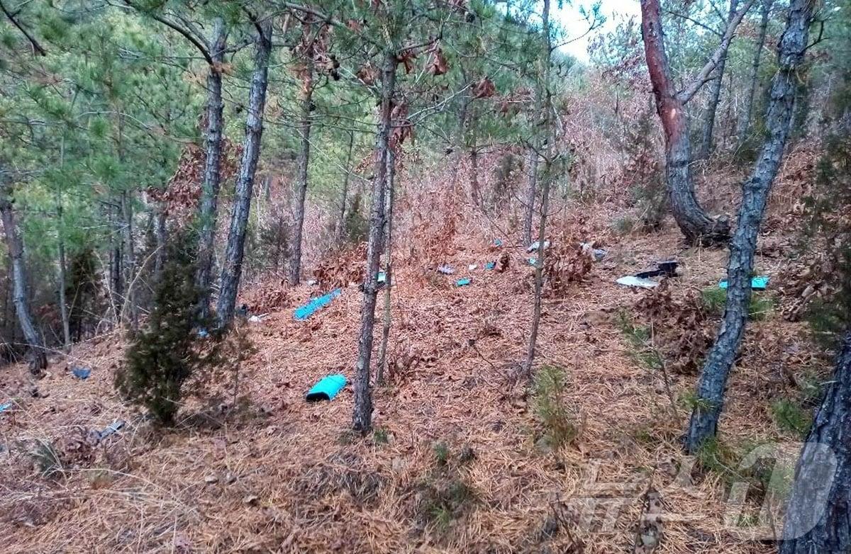 본문 이미지 - (평양 노동신문=뉴스1) = 북한 노동당 기관지 노동신문은 10일 인민군 총참모부 대변인 성명을 게재하며 "지난 1월 4일 국경 대공 감시 근무를 수행하던 우리 구분대들은 인천시 강화군 송해면 하도리 일대 상공에서 북쪽방향으로 이동하는 공중 목표를 포착하고 추적하였으며 우리측 영공 ８㎞계선까지 전술적으로 침입시킨 다음 특수한 전자전자산들로 공격하여 개성시 개풍구역 묵산리 101.5고지로부터 1200m 떨어진 지점에 강제추락시켰다＂고 말했다. 사진은 개성시 개풍구역 묵산리지역에 추락한 무인기. [국내에서만 사용가능. 재배포 금지. DB 금지. For Use Only in the Republic of Korea. Redistribution Prohibited] rodongphoto@news1.kr