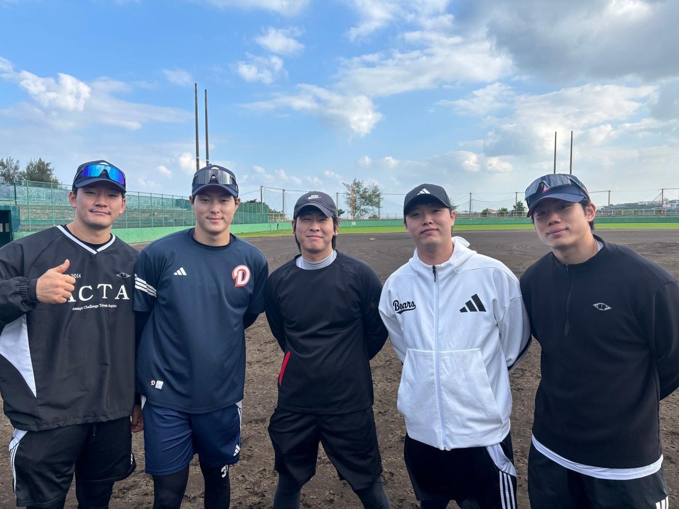 본문 이미지 - 두산 내야수 박찬호(가운데)가 후배들과 함께 일본 오키나와에 미니 훈련 캠프를 차렸다.(두산 베어스 제공)