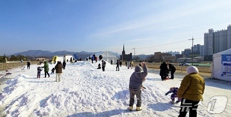 본문 이미지 - 제천비행장 눈썰매장.(독자 제공. 재판매 및 DB금지)/뉴스1 