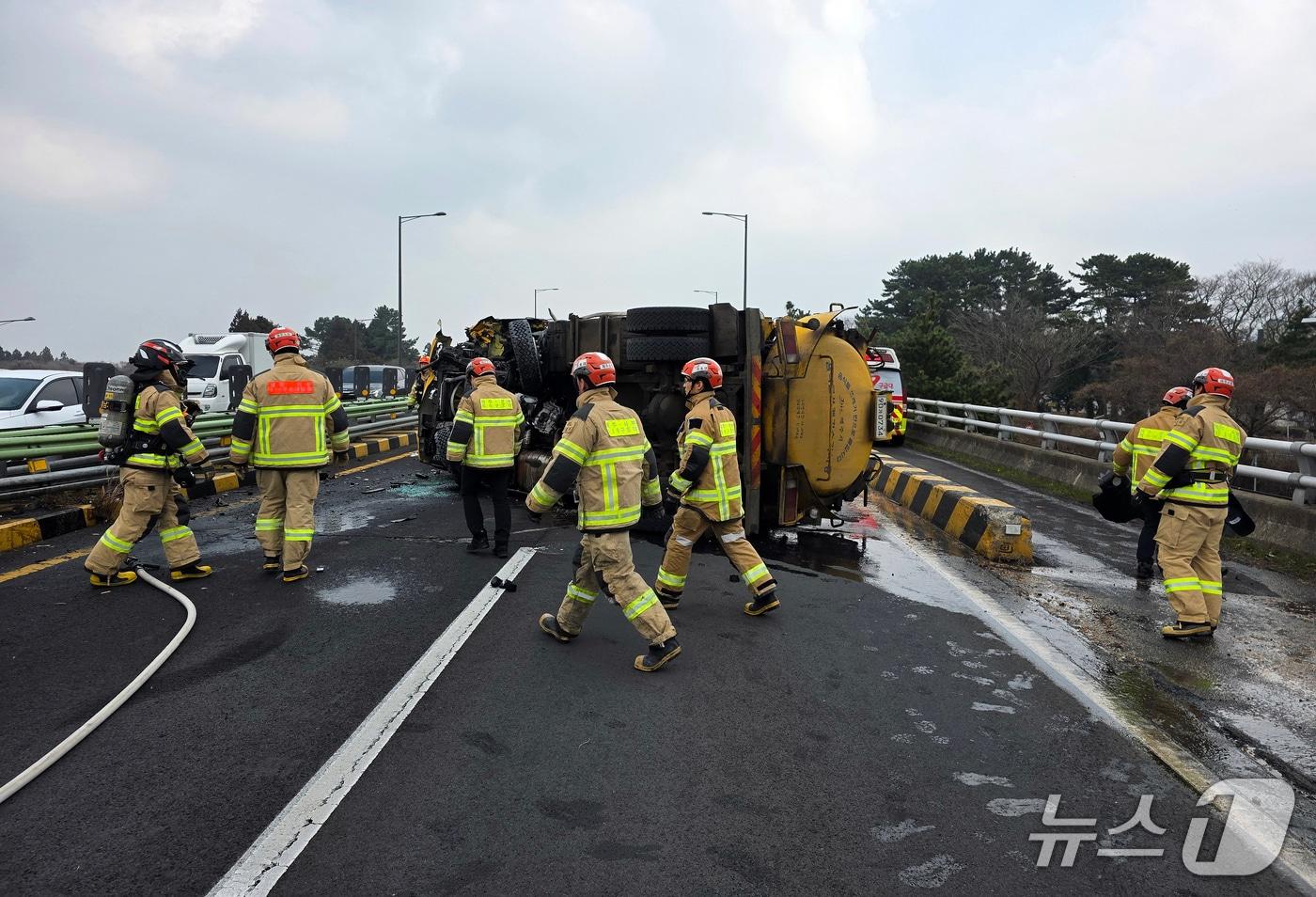 10일 제주시 평화로에서 발생한 음식물 쓰레기 수거차 전도 사고.(제주특별자치도 소방안전본부 제공, 재판매 및 DB 금지)